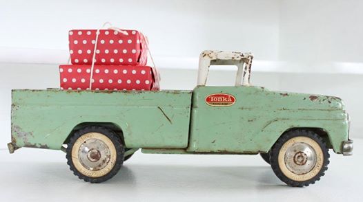 decoraciones navideas con camiones de juguete antiguos, Paquetes en un peque o cami n tonka verde