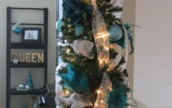 How-to Hang Ribbon on a Christmas Tree