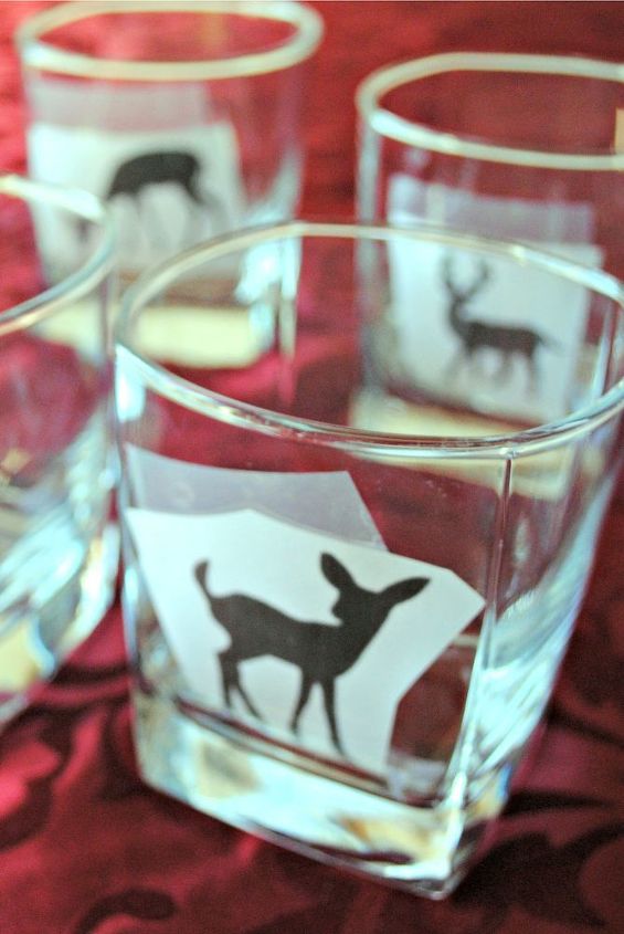 silueta de ciervo en vidrio grabado, Pegue la plantilla dentro del vidrio