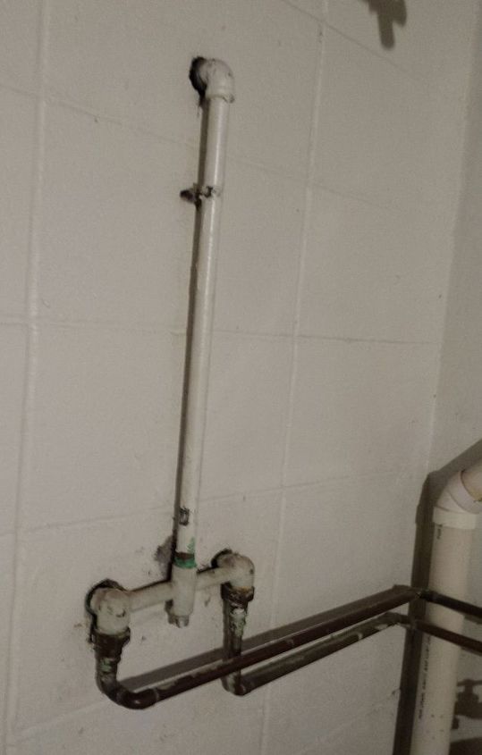 q puede la fontaneria de la cabina de ducha estar dentro de la ducha en lugar de a, Esta es la tuber a en el exterior de la pared de la ducha Hay un hueco de 6 en la parte superior de la pared de cemento
