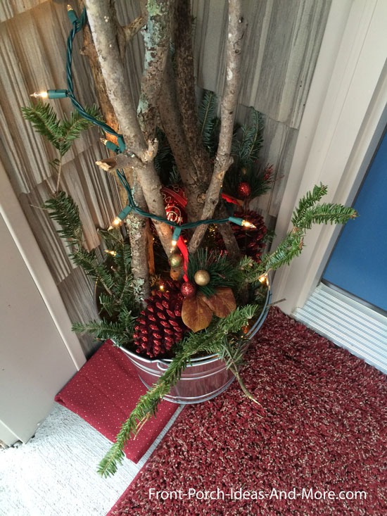 ideas para puertas de navidad bufandas para puertas y ramas iluminadas
