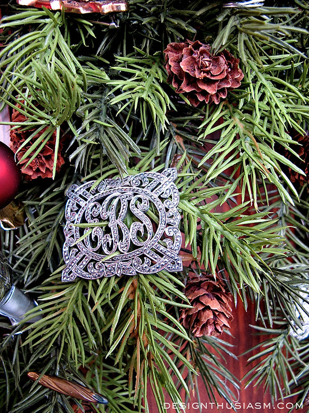 christmas decorations using antique jewelery, christmas decorations, crafts, repurposing upcycling, seasonal holiday decor, wreaths