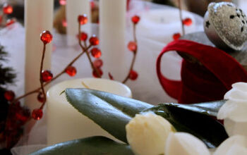 Mesa navideña de terciopelo rojo y tul blanco