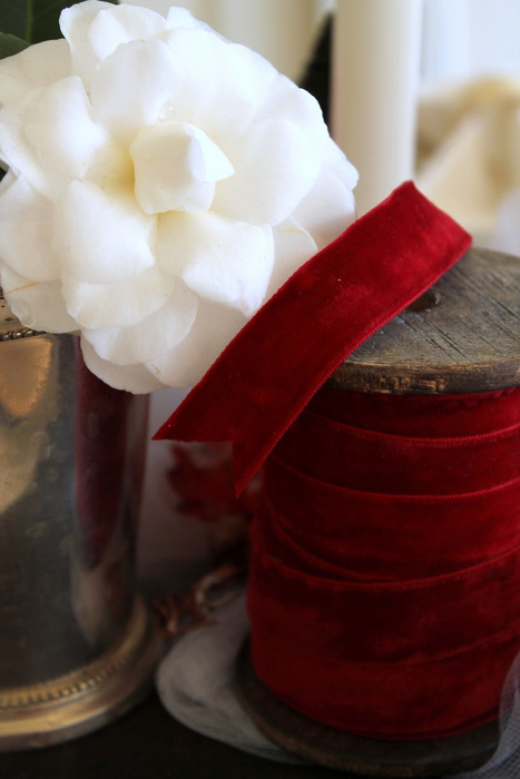mesa navidea de terciopelo rojo y tul blanco
