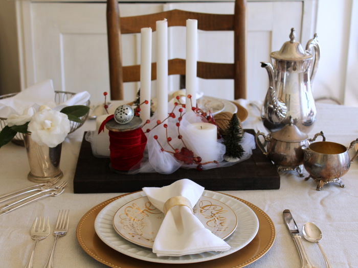 mesa de natal de veludo vermelho e tule branco