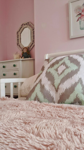 el dormitorio rosa de un nio pequeo