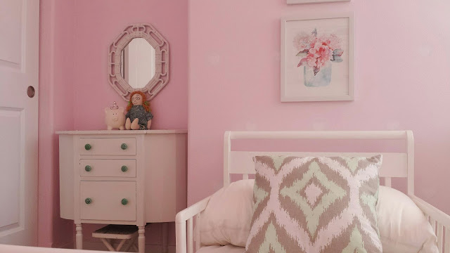 el dormitorio rosa de un nio pequeo