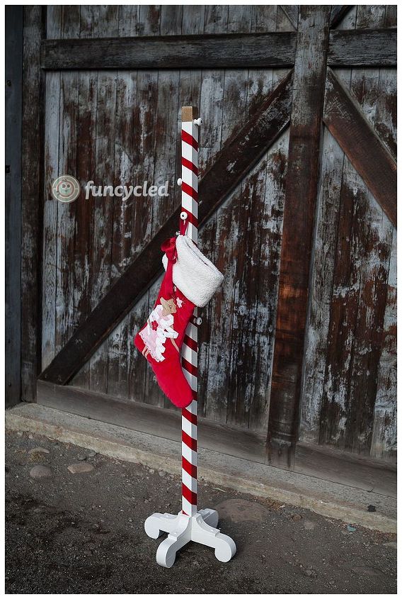 soporte para medias de navidad a partir de un viejo perchero, Soporte para medias de Navidad con bastones de caramelo