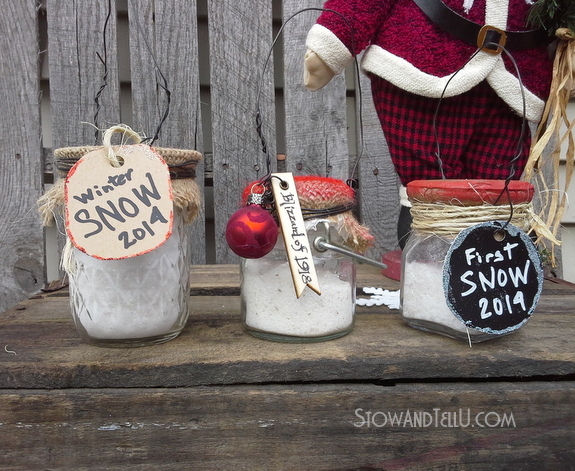 ornamentos de neve falsos em uma jarra
