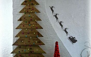 Un árbol de Navidad de tablones de bricolaje