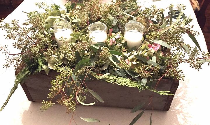 centro de mesa con hortensias secas y semillas de eucalipto