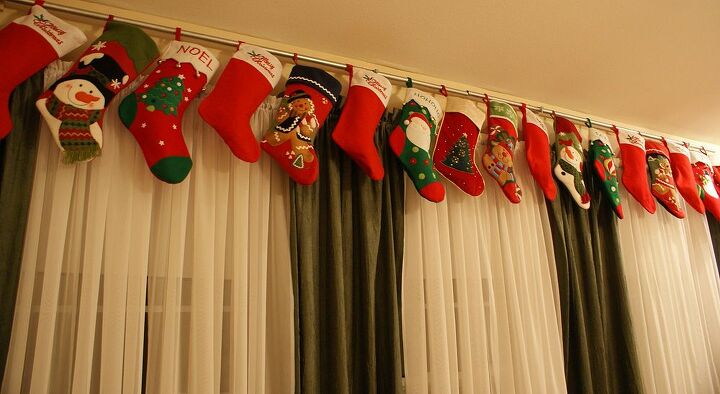 christmas stocking valance, christmas decorations, seasonal holiday decor, window treatments