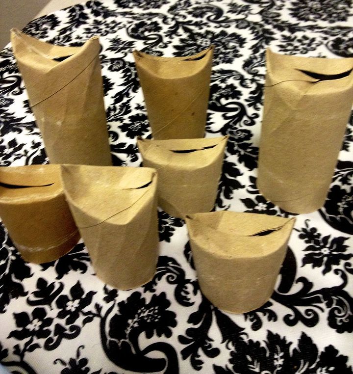 guirnalda de bhos hecha con rollos de papel higinico reciclados y baratijas, rollos de papel higi nico cortados en varias longitudes