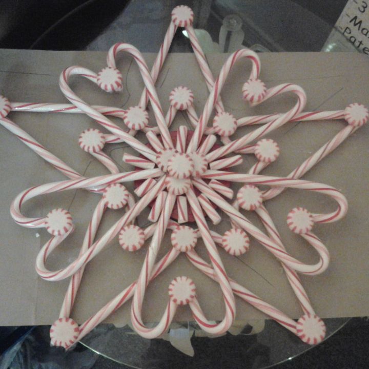 q candy cane christmas star, christmas decorations, crafts, repurposing upcycling, seasonal holiday decor