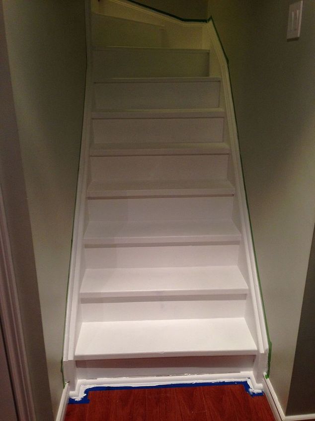 o que voc faria se puxasse o tapete e visse isso, Escadaria para o por o Mais uma camada de tinta branca para ir ent o um corredor ser instalado