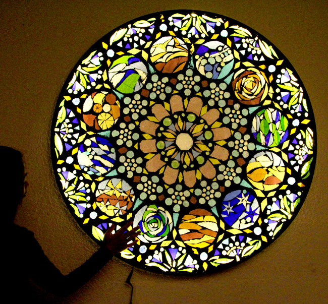 tampo de mesa de vidro antigo de ciclo ascendente em parede de mosaico de vitrais