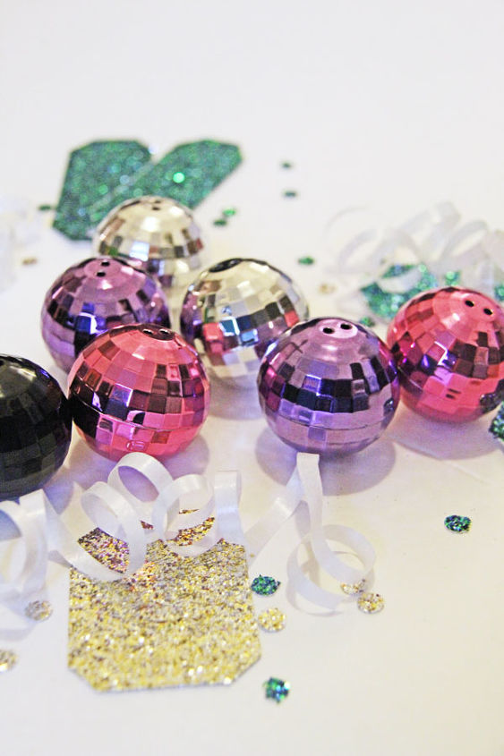 presentes de ano novo na forma de uma bola de discoteca
