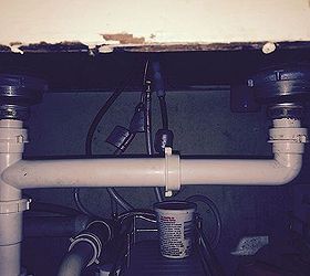 fugas en la tubera debajo del fregadero, No veo agua fugas o humedades en la tuber a vertical de la izquierda