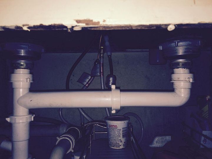 q fugas en la tuberia debajo del fregadero, No veo agua fugas o humedades en la tuber a vertical de la izquierda