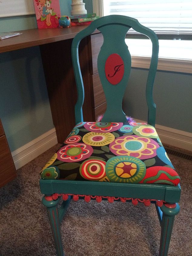uma velha cadeira de cozinha torna se uma cadeira de secretria para crianas, Novo assento de tecido e acentos de franja