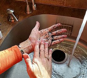 don t toss leftover coffee grounds look what she does, cleaning tips, repurposing upcycling, Rub Coffee Grounds Between Your Hands