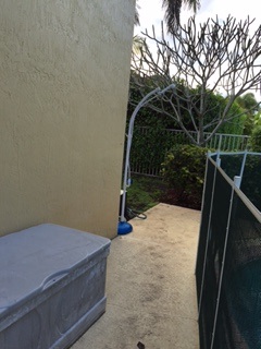 q ducha exterior, piscina a la derecha patio del vecino detr s de nosotros un mont n de rboles arbustos en ese lado