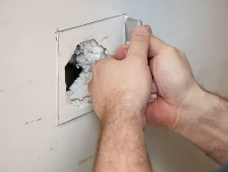 como reparar un agujero en la pared de yeso