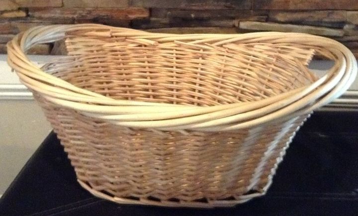 reutilize uma cesta velha para decorar o quarto de hspedes ou banheiro