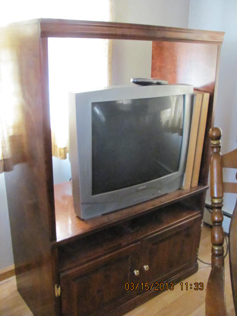 convertir un mueble de tv en un banco para la ventana, Tiene casi 2 metros de altura y la madera es realmente buena El trabajo de la puerta y el almacenamiento agradable en el interior