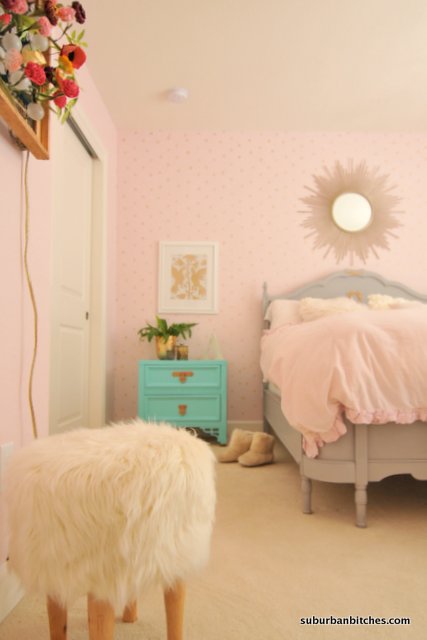 plantilla de una habitacin de nia en color rosa y dorado