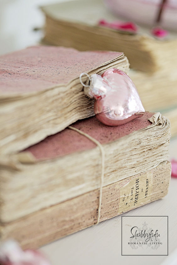 estilo de vida romntico para el da de san valentn, Libros franceses antiguos y un coraz n de cristal rosa