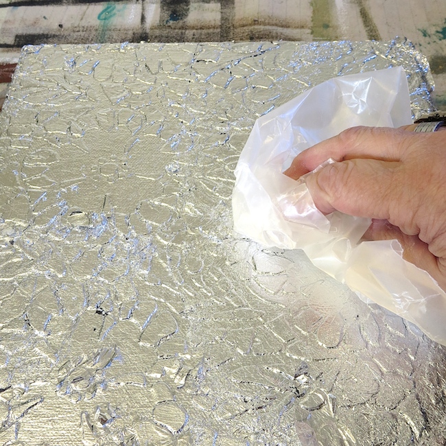 use wood icing um estncil e folha de prata para criar arte industrial