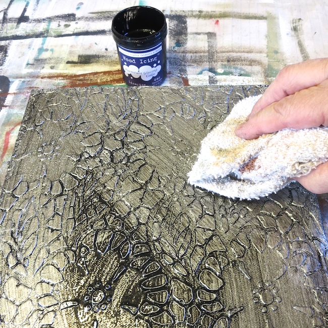 use wood icing um estncil e folha de prata para criar arte industrial
