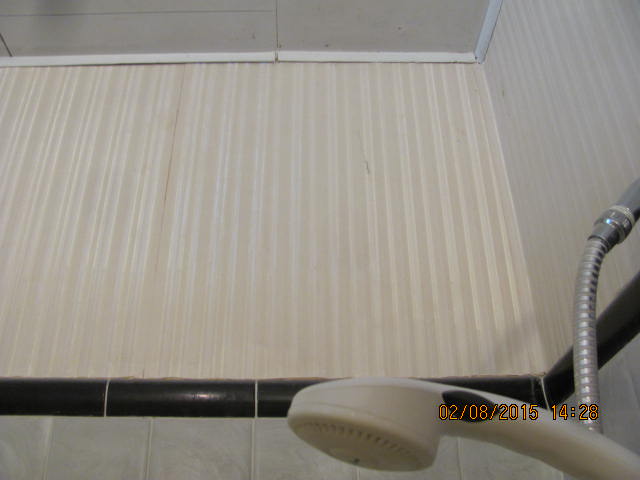como conseguir papel de parede na parte superior do banheiro, acima da banheira