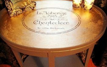¡Mesa auxiliar de hojas de oro inspirada en París de (French) Country Design Home!