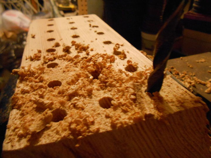 usando sucata de madeira para fazer uma casa de abelha nativa