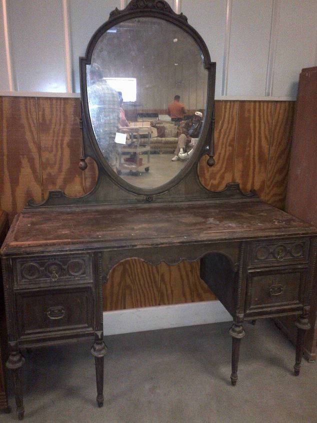 new life to an old vanity, painted furniture, At the auction house in Strasburg OH