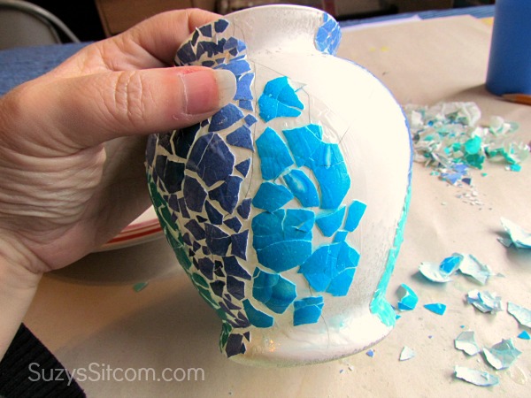 crear un jarron de mosaico con cascaras de huevo