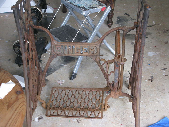 marco de costura singer oxidado convertido en una mesa redonda de madera y hierro
