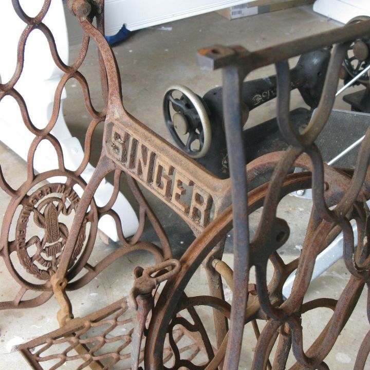 marco de costura singer oxidado convertido en una mesa redonda de madera y hierro