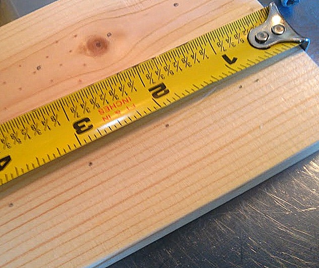 haz un estante magnetico para cuchillos con restos de madera