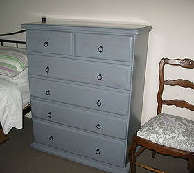 Cambio de imagen de los muebles del dormitorio de invitados de pino anaranjado a gris suave
