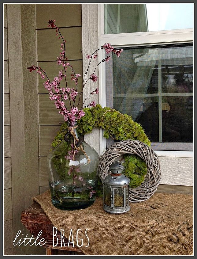 un porche de principios de primavera decorado con la naturaleza