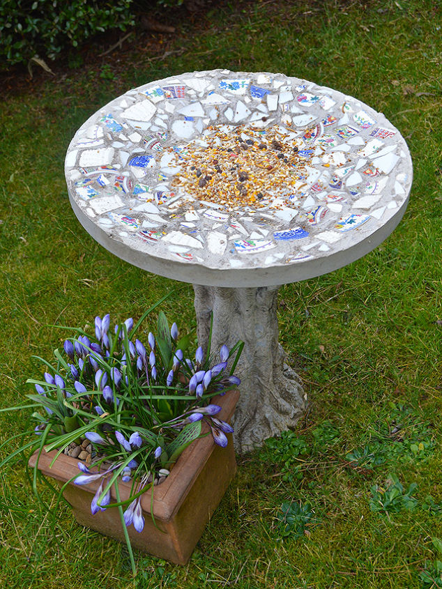 como hacer una mesa de alimentacion de aves de mosaico, Esta pieza de arte de jard n es para los p jaros