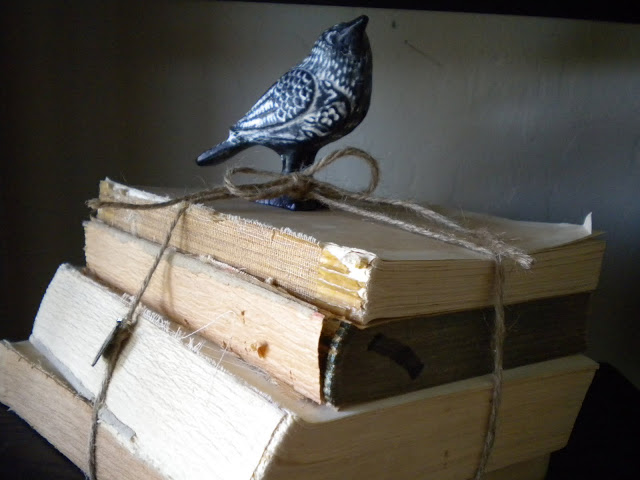 diy restoration hardware inspired antiqued books libros antiguos inspirados en