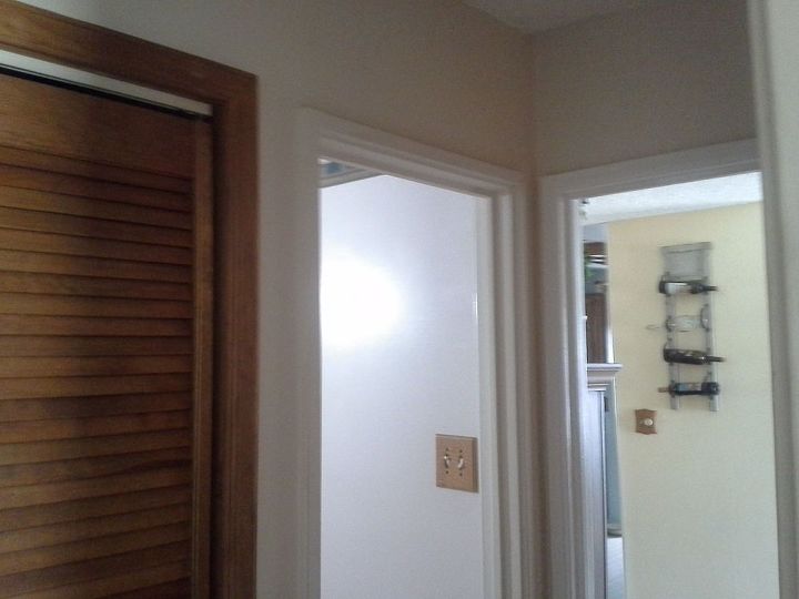 q need to paint a 10 ft x 3 ft dank dark hallway color sugesstions, foyer, paint colors, painting, From the back bedroom door looking out into living area water closet and bathroom door Note area above the door frames