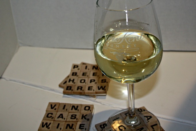 11 maneiras criativas de usar seus antigos blocos de scrabble, Porta copos de Scrabble