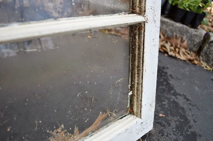 mantel de pascua de la casa de campo utilizando una vieja ventana chippy