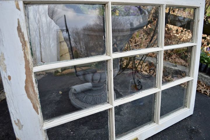 mantel de pascua de la casa de campo utilizando una vieja ventana chippy