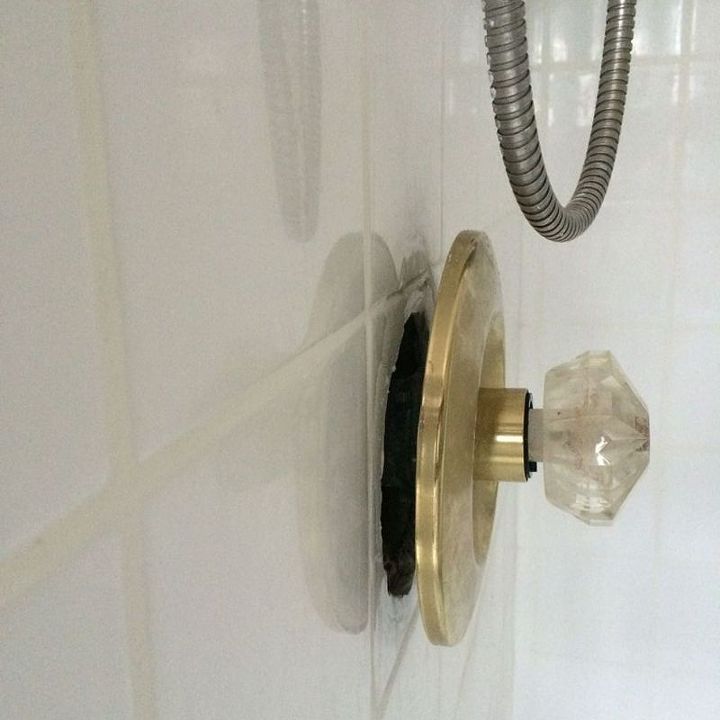 cmo puedo arreglar el pomo de la ducha que sobresale de la pared